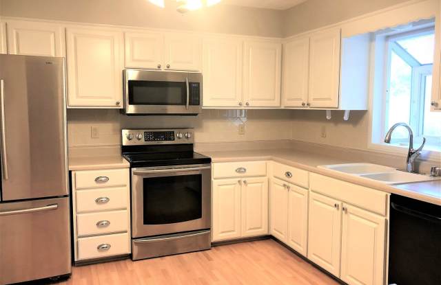 MUST SEE!! 4 Bed, 2 Bath House, 2-Car GARAGE!! Gallery 4