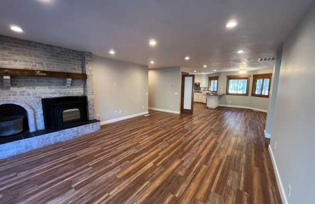 Spacious Beautiful 4-bed/3-bath on Full Acre lot in Crossroads! Gallery 3