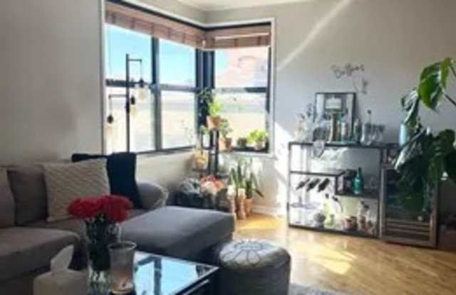 525 West Aldine Avenue Gallery 3