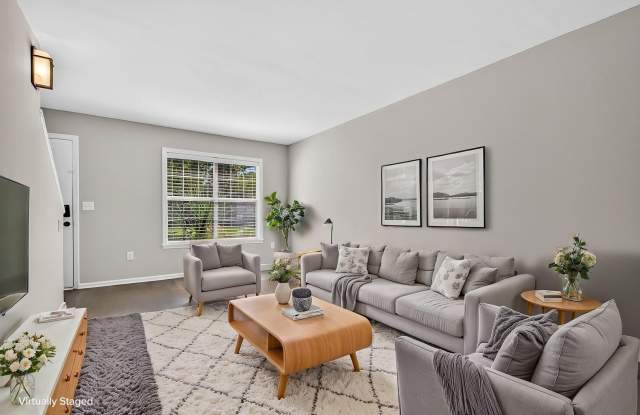 Comfortable Ladson Home Near Everyday Conveniences Gallery 1