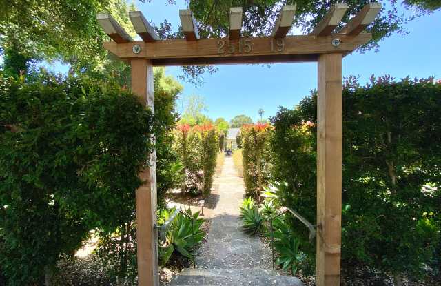 2519 Orella Street #C - Cozy Cottage in Prime Location walking distance to Cottage Hospital Gallery 1