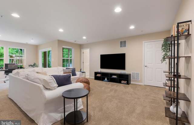 232 MOHEGAN Drive Gallery 4