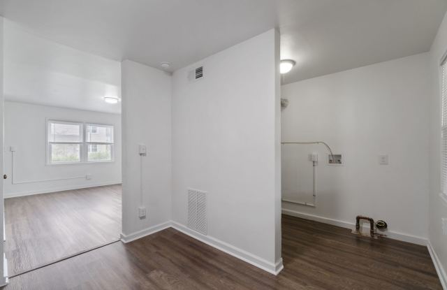 2 Bedrooms and 1 Bathroom Townhome W/ Central Air!! Apply Now! Gallery 1