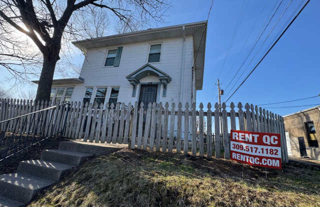 3 bedroom 1 bath home with a sunroom in Davenport photos photos