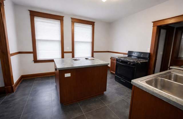 Affordable large SFH 6 Bed - 2.5 Bath with a fenced in yard and garage! Gallery 3