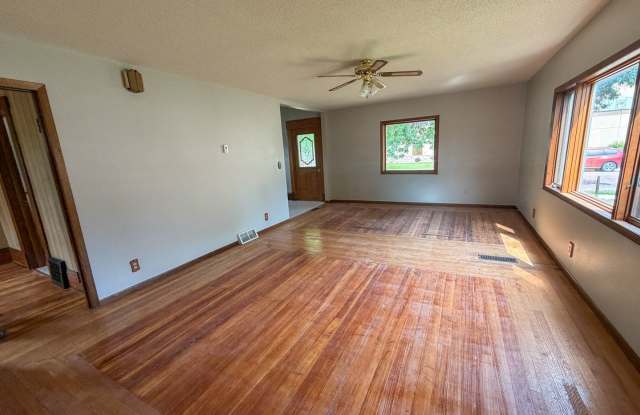609 N Edmunds- 4 bedroom, 1.5 bathroom house with a large garage, off street parking and central AC. Gallery 4