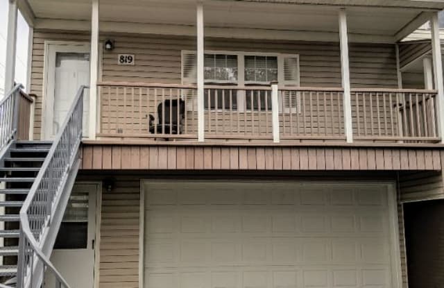 821 S 42nd St - 821 South 42nd Street, Omaha, NE 68105