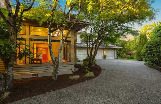 4Bd/2.75Ba Clyde Hill Home Gallery 3
