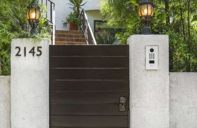2145 HOLLYRIDGE Loop Gallery 2