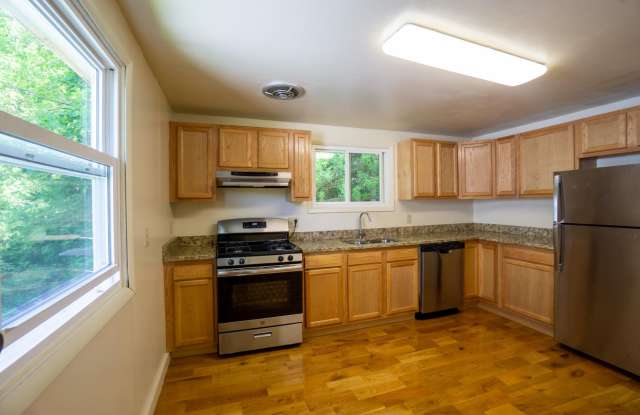 133 Houston Ave - Available 06/01/2027 - Renovated 2nd Floor Flat Gallery 2