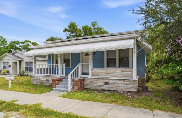 Charming 3-Bedroom Home in Historic Ybor City with Open Floor Plan & Vaulted Ceilings Gallery 4