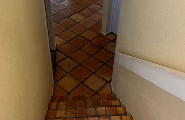 Spacious Towhhouse with Sautillo Tile Gallery 4