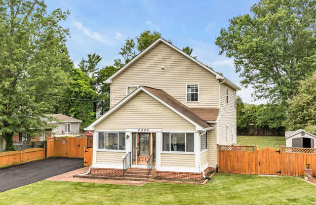 Welcome to Woodlawn Court! Gallery 4