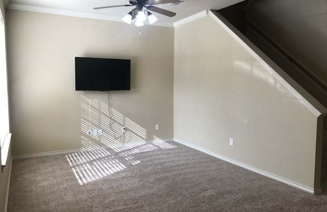 SHORT TERM LEASE - College Station - 3 Bedroom / 3 Bath- 2 story Condo off University Dr. E. Gallery 3