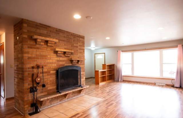 4 Bedroom 3 Bathroom - South Fargo - All Utilities Paid! Gallery 4