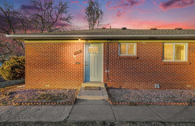 Conveniently Located 2BR with Large Yard Gallery 3