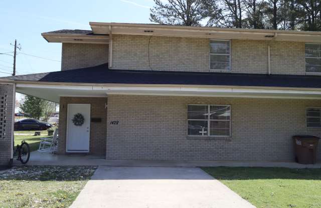 Awesome 3 bed 2 bath Townhome near Hospital in Dalton - 1428 Walston Street, Dalton, GA 30720
