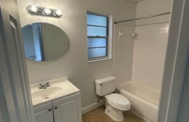 2 bed 1.5 bath duplex - 709 64th Avenue Drive West, Bayshore Gardens, FL 34207