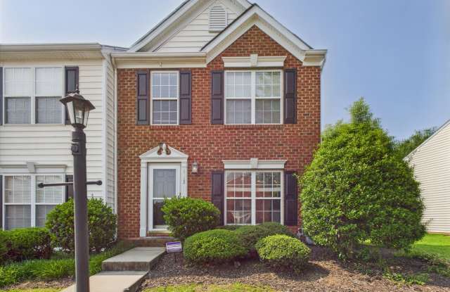 Charming 3-Bedroom Townhome in Magnolia Pointe available NOW! photos photos