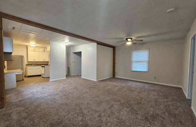 NE 3 bedroom 1 bath, no stairs, 2 stall garage. Near Hyvee photos photos