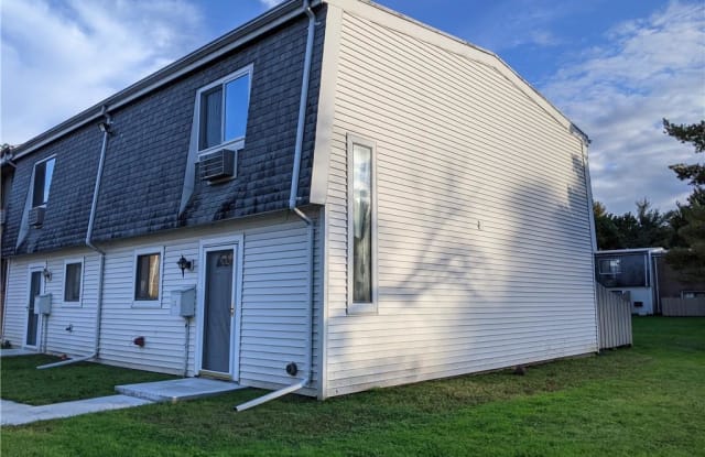 121 Sutton Place - 121 Beaman Brk, Bloomfield, CT 06002