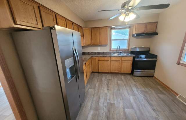 3 Bedroom Home with Garage! Gallery 4