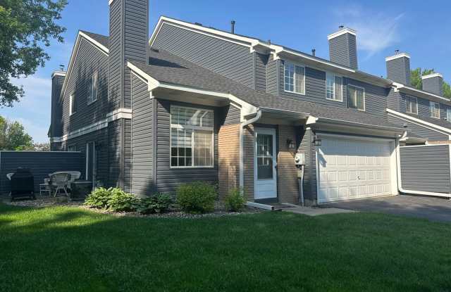 Immaculate High-End Corner Townhome in Pinecrest Villas! - 1775 Donegal Drive, Woodbury, MN 55125