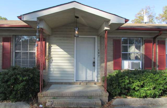 Comfortable 2BD/1BA Apartment with Washer/Dryer Hookups photos photos