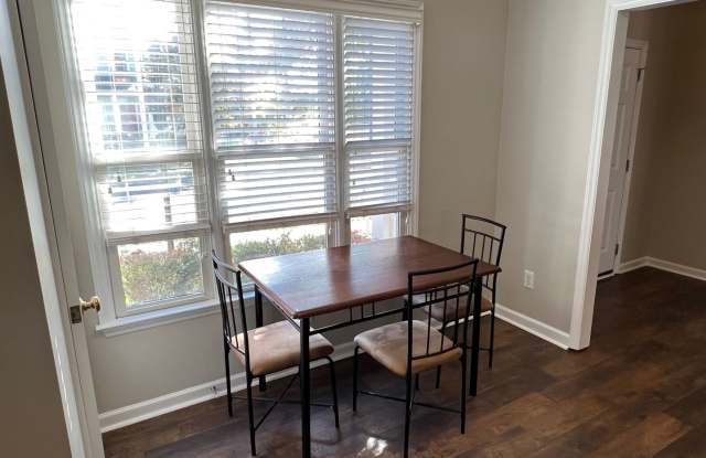 Room in 3 Bedroom Home at Governors Dr Gallery 4