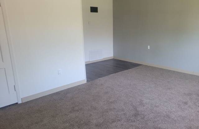 2 Bedroom House Backyard! Gallery 3