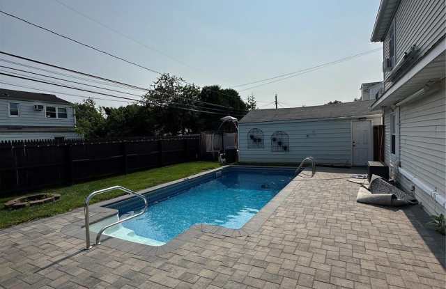 12 Green Lane - 12 Green Lane, Levittown, NY 11756