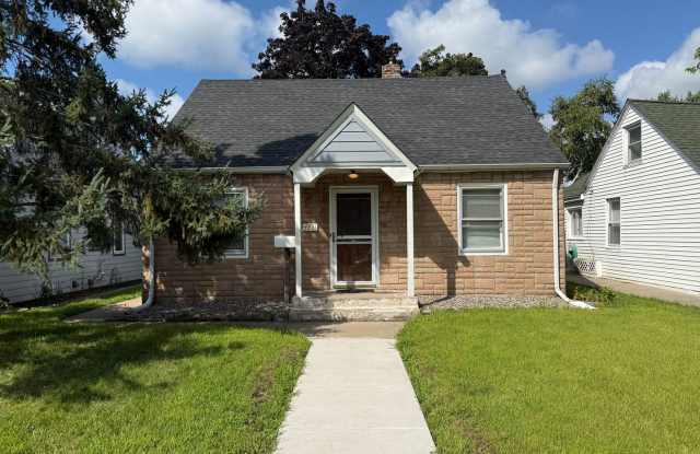 Spacious 3 bedroom 2 bathroom single family home photos photos