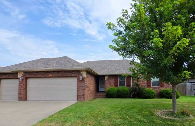 Beautifully Updated 3-Bedroom Home with 3-Car Garage, Workshop & New Privacy Fence Gallery 1