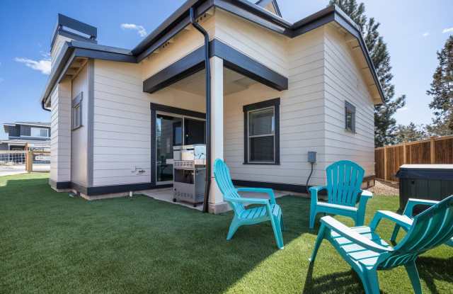 Modern Home with Hot Tub, Game Room & 2 King Suites. 60 day minimum Gallery 3