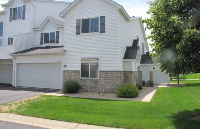 End Unit Town home *3Bedrm 2.5 Bath*Cottage Grove* Available July 1. photos photos