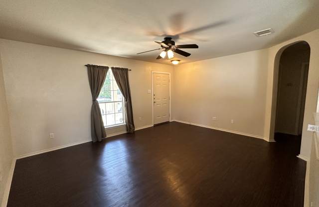 512 Crater Lake Dr Gallery 3