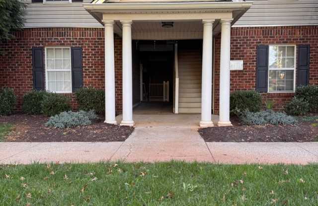 3 Bedroom || 2 Bathroom Main Level Apartment in Wyndhurst - 623 Wyndhurst Drive, Lynchburg, VA 24502
