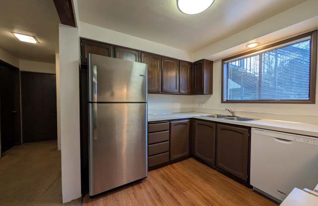 Great 2 Bedroom, 1-Bath Condo Near Eugene Country Club! - 295 Country Club Road, Eugene, OR 97401