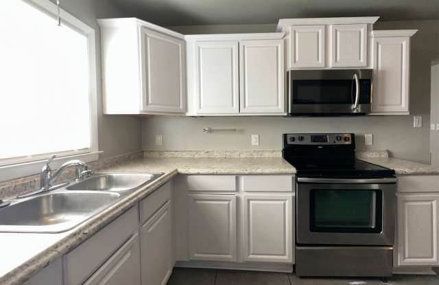 Lovely Vintage 4 BR Home Near Castlewood Park! Off-Street Parking, Fenced Yard, Dogs Ok! Gallery 3