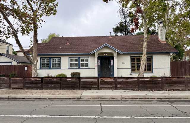 Charming 2BR/1BA Near UC Davis Medical Center Gallery 1