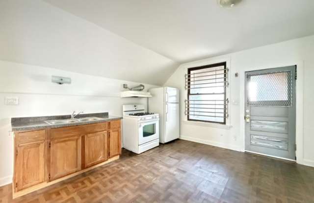 1609 McVicker Gallery 3