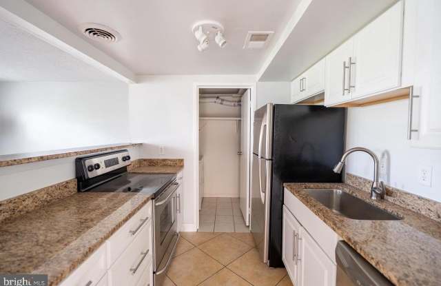 9570 HAGEL Circle Gallery 2