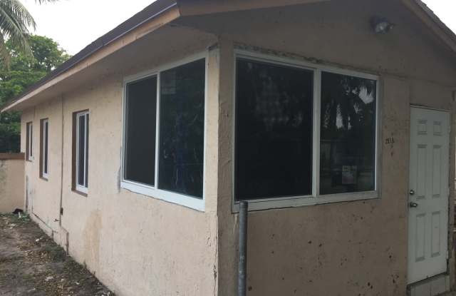 2-1 FULLY REMODEL HOUSE WITH NEW IMPACT WINDOWS Gallery 1