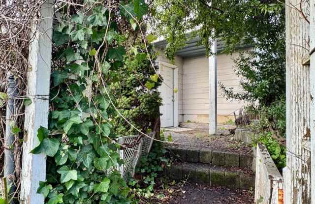 Charming Studio Apartment in a Prime Location! - 310 San Joaquin Avenue, Shelton, WA 98584
