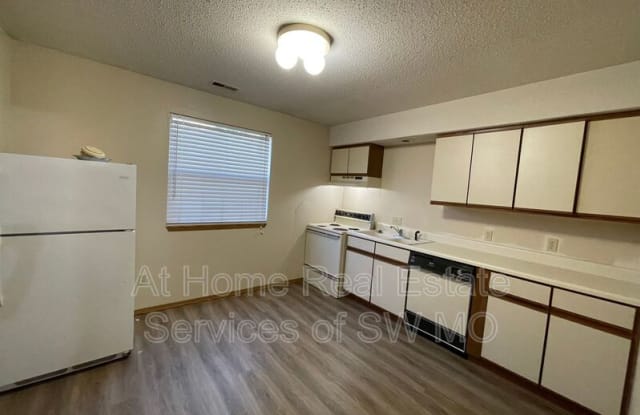 2850 S Rogers - 2850 South Rogers Avenue, Springfield, MO 65804