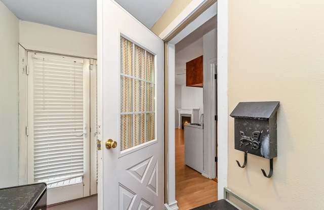 Everett 1 bedroom 3/4 bath detached unit Gallery 4