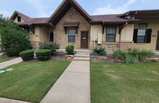 Can be PRELEASED for JULY 20, 2026 -College Station - 3 bedroom / 3 bath / fenced in patio / townhome located in The Barracks. - 3326 General Parkway, College Station, TX 77845