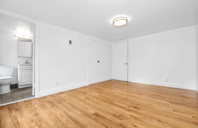 211 Seventh Avenue Gallery 4