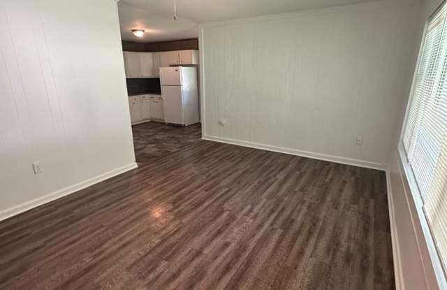 Charming 3 Bedroom Home Minutes from Northshore & Red Bank! Gallery 3