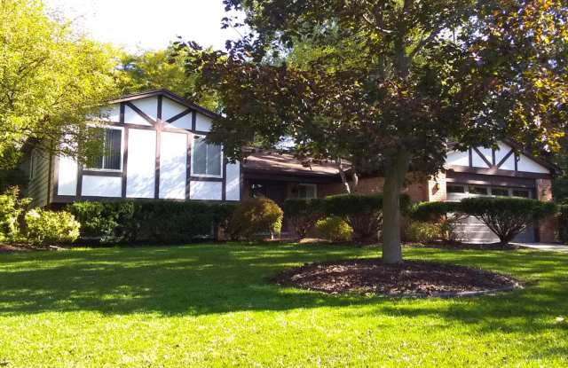 3230 Rolling Green Cir S - 3230 Rolling Green Circle South, Rochester Hills, MI 48309